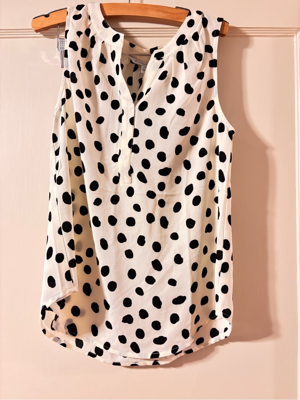 41 Hawthorn White Sleeveless Polka Dot V-Neck Tank